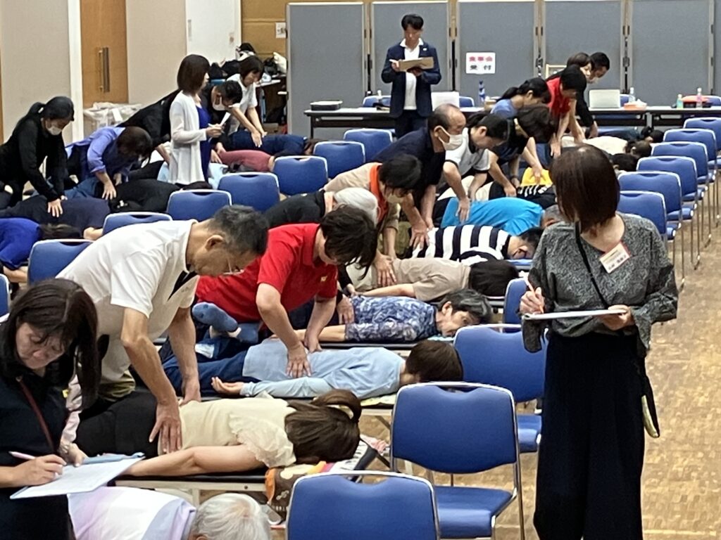 技術チェックを受ける受講生たち