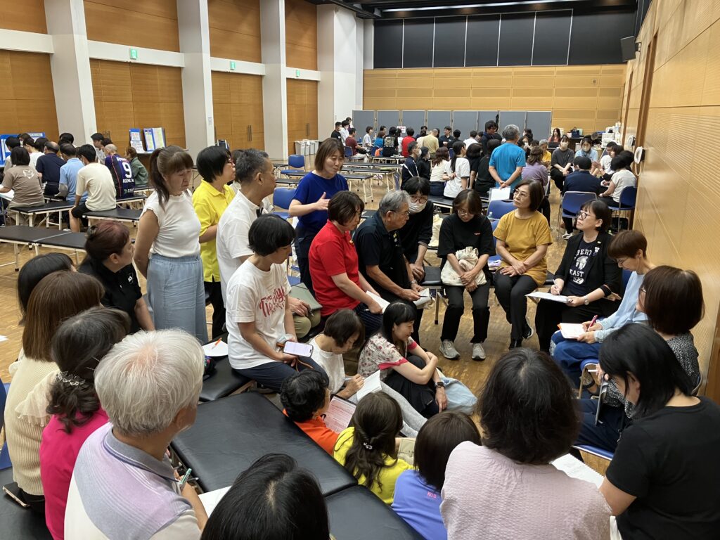 審査後の講評を受ける受講生たち